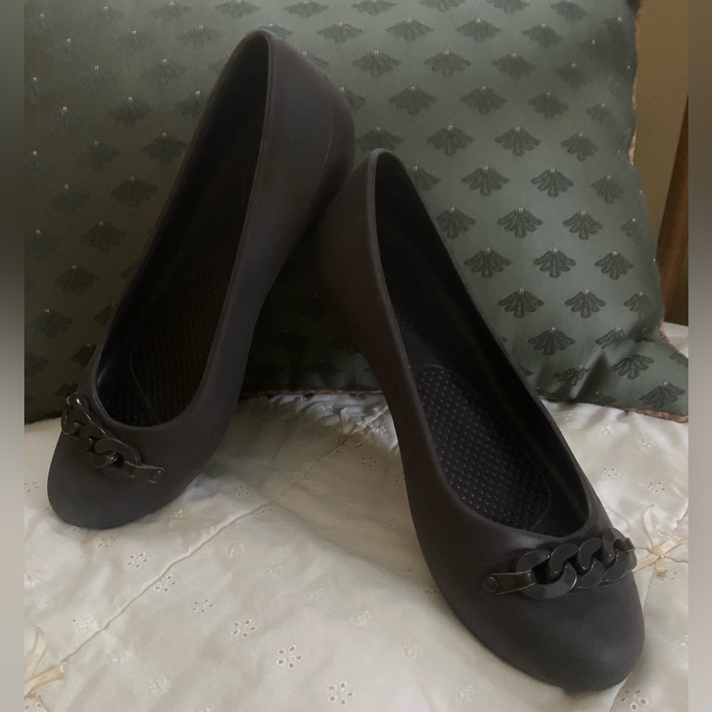 Women’s Crocs ballerina flat. Rubber inner and outer. Chain detail on vamp.